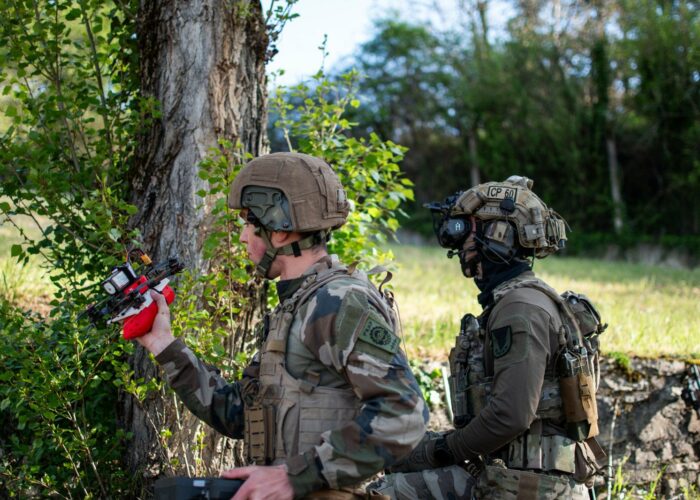 Soldats de la 11e Brigade Parachutiste en formation au pilotage de drones FPV