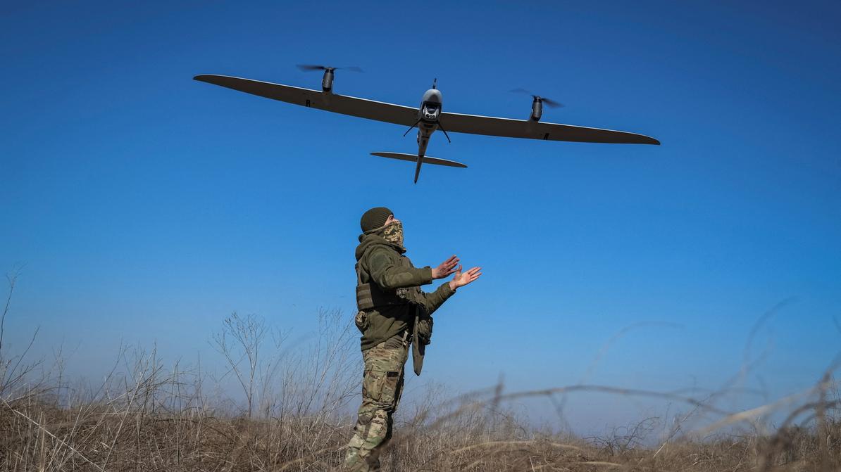 Drone ukrainien en vol, symbole d’une guerre rapide, modulaire et numérique